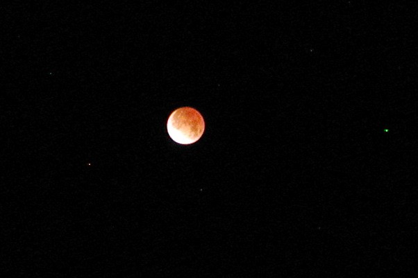  totale Mondfinsternis 
 der rote Mond durch Beugung an der Atmosphre 